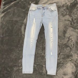 Encore size 9 light wash mild distressed jeans